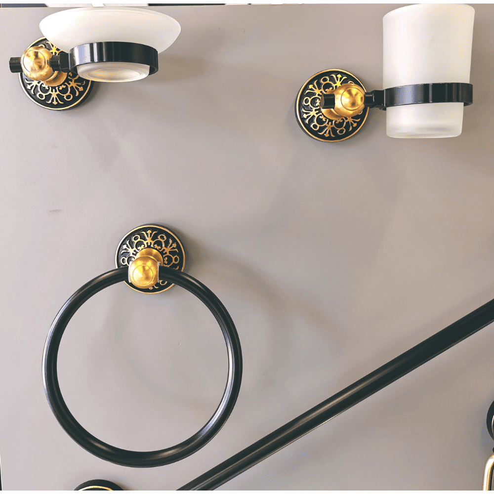 طقم اكسسوارات حمام 6 قطع أسود مزخرف فندقي فاخر X0001GB (1) طقم اكسسوارات حمام 6 قطع أسود مزخرف فندقي فاخر X0001GB