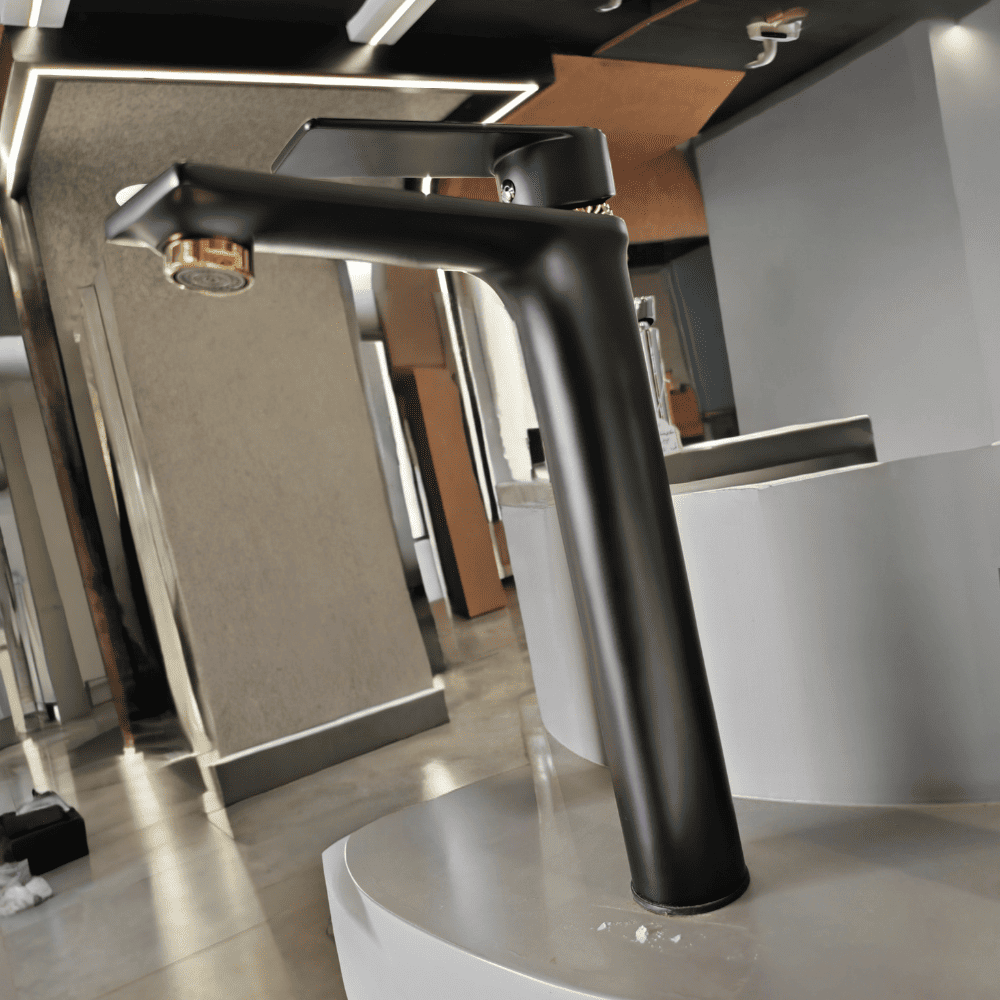 خلاط مرتفع أسود مع يد ذهبي لامع 1EC41001 (1) خلاط مرتفع أسود مع يد ذهبي لامع