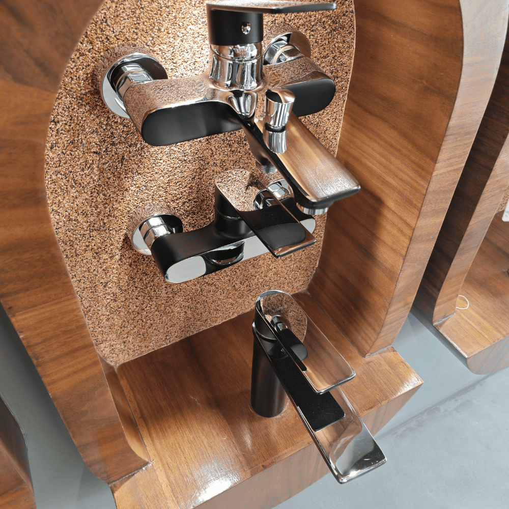 طقم خلاطات حمام أسود مع يدات كروم لامع 1C041000 (1) طقم خلاطات حمام أسود مع يدات كروم لامع