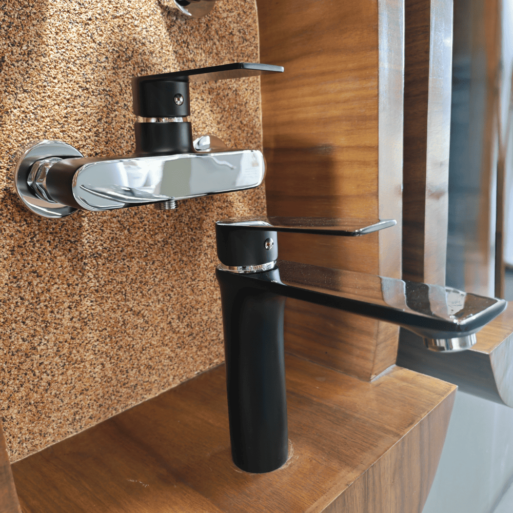 طقم خلاطات حمام أسود مع يدات كروم لامع 1C041000 (5) طقم خلاطات حمام أسود مع يدات كروم لامع